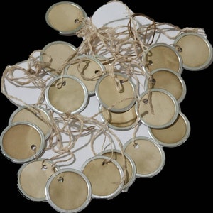 Etiquetas de pendurar com aro de metal primitivo de 1 1/4 polegada de diâmetro, gravatas de presente para bonecas, presentes, scrapbooking, etiquetas de preço, ornamentos, artesanato