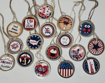 10 ~ 1 1/4 Zoll kleine Assorted Primitive Americana 4 Juli Rot Weiß Blau Metall umrandet Hang Tags Mini Baum Ornamente Geschenkanhänger Scrapbooking