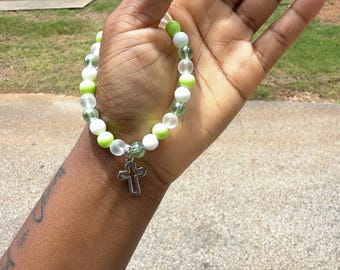 Bedelarmband met kruis: witte en groene kralen, modern Faith