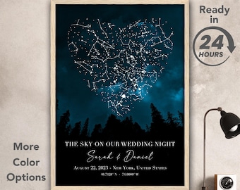 Puede incluir: Una impresión digital descargable de un mapa de constelaciones en forma de corazón, con el texto "The Sky on Our Wedding Night" y los nombres "Sarah & Daniel" en blanco sobre un fondo azul oscuro. La fecha "August 22, 2023" y la ubicación "New York, Estados Unidos" también se incluyen, junto con las coordenadas "40.7128 N 76.0060 W".