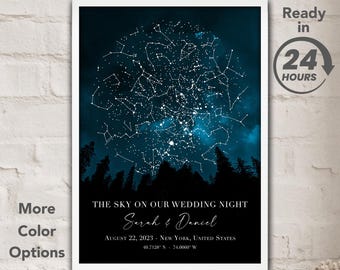 Puede incluir: Una impresión enmarcada que presenta un mapa estelar del cielo nocturno, con el texto "THE SKY ON OUR WEDDING NIGHT" y los nombres "Sarah & Daniel". También se incluye la fecha y la ubicación. La impresión es una descarga digital.