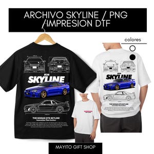 Puede incluir: Dos camisetas con un diseño Nissan Skyline R34 azul y blanco. La camiseta negra tiene un coche azul con detalles blancos y la camiseta blanca tiene un coche azul con detalles rojos. Ambas camisetas muestran el texto "R34 Skyline" y "The Nissan GTR Skyline - Innovation That Excites".