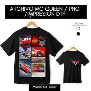 Puede incluir: Camiseta negra con un collage de imágenes de la película Cars de Disney Pixar. Las imágenes incluyen a Rayo McQueen, Mate y otros personajes. El texto "CARS..." está impreso en la parte inferior de la camiseta.