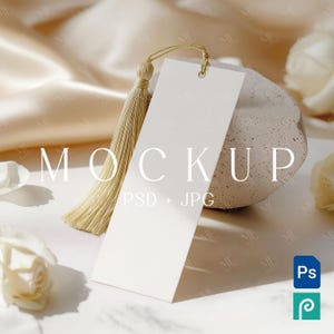 Bladwijzermodel PSD, blanco bladwijzermodel met gouden kwastje, bladwijzerweergave voor doop of babyshower, boho-briefpapiermodel voor bladwijzer