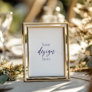 Mockup de placa de mesa 5x7, mockup de placa de casamento estilo boho, sinalização com cartão de número de mesa, mockup de moldura dourada, mockup de placa de mesa de casamento, objeto inteligente em PSD