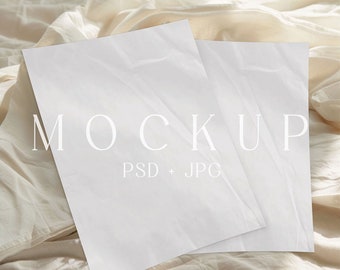 Maqueta de periódico bohemio neutro, maqueta minimalista de dos periódicos blancos en blanco para baby shower