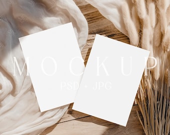 Mockup huwelijksuitnodiging, dubbel 5 x 7 kaartmodel, PSD-wenskaartmodel, flatlay-mockup voor twee kaarten, boho neutrale uitnodigingssjabloon