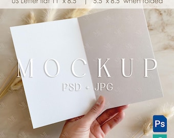 Mockup di biglietto piegato con lettera PSD, Mockup di biglietto d'auguri, Mockup di invito a mezza lettera, Mockup di biglietto per programma di matrimonio, Mockup di biglietto piegato con menu