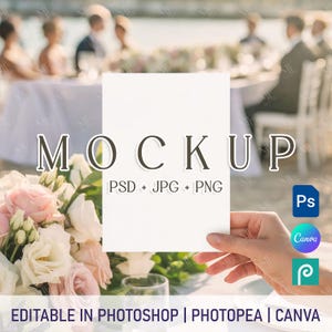 Maquette de carte d'invitation de mariage, maquette de carte de voeux 5 x 7 toile PSD, main tenant la carte, maquette, affichage d'invitation Canva, modèle Photopea