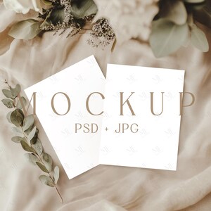 Kaartmodel, dubbele krant mockup PSD, blanco kaartmodel, Boho-krantenmodel, twee 8,5 x 11 kaarten, kaartmodel bruiloft nieuwsbrief
