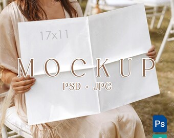 Puede incluir: Una maqueta blanca de 43x28 cm sostenida por una persona. La palabra "MOCKUP" está impresa en una fuente marrón. El texto "PSD + JPG" está debajo de la palabra "MOCKUP". La imagen también incluye los iconos de Adobe Photoshop y Adobe Illustrator.