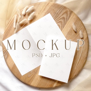 Mockup di biglietto d'invito piegato, mockup di invito di nozze, mockup di biglietto piegato 5x7 in formato PSD, mockup di biglietto per baby shower, mockup di biglietto d'auguri di compleanno in formato PSD