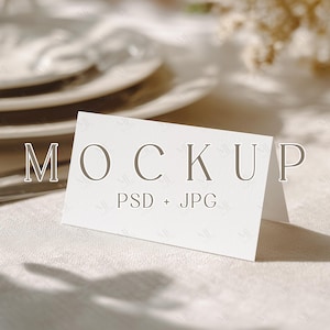 Mockup di segnaposto in formato PSD, Mockup di biglietto da visita per matrimonio, Mockup di cartellino con nome da tavolo, Mockup di cartellino con nome piegato, Mockup di segnaposto per ricevimento in formato PSD