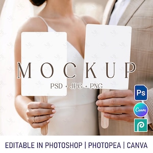 Może przedstawiać: Dwa białe prostokątne makiety z drewnianymi uchwytami są trzymane przez parę. Słowo "MOCKUP" jest wydrukowane na makietach. Tekst "PSD + JPG + PNG" znajduje się pod słowem "MOCKUP". Na dole obrazu widnieje napis "EDITABLE IN PHOTOSHOP | PHOTOPEA | CANVA".