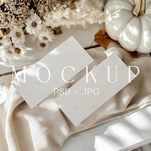 Geschenk Ticket Card Mockup, 3x7 Gutschein Mockup PSD, Herbst Zertifikat oder Event Ticket Mockup, Halloween Party Flatlay Two Ticket Mockup