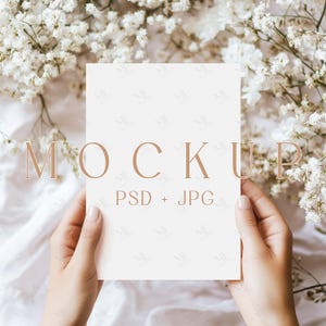 Convite de casamento Boho Mockup, Convite de batismo Mockup, Cartão 5x7 Mockup, Cartão dobrado Mockup PSD, Modelo de convite de decoração floral Mockup