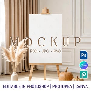 Pode incluir: Um letreiro branco de maquete em um cavalete de madeira, com a palavra "MOCKUP" em letras marrons. O letreiro é cercado por elementos decorativos, incluindo abóboras, capim-dos-pampas e o texto "PSD + JPG + PNG". O texto "EDITABLE IN PHOTOSHOP | PHOTOPEA | CANVA" também é visível.