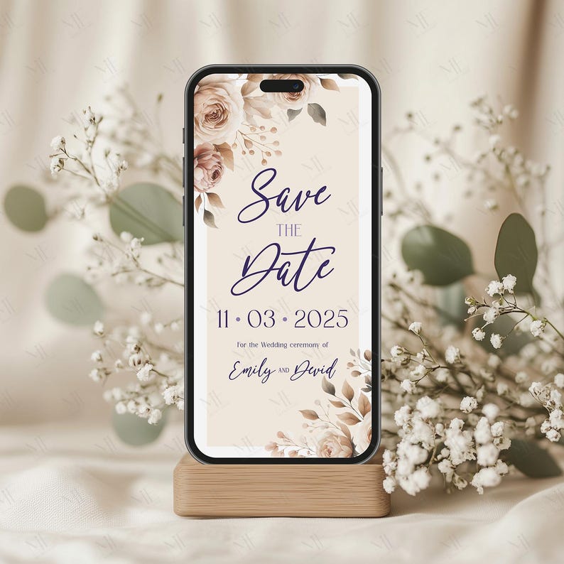 Op de afbeelding: Een beige en bruine bloemenachtergrond voor een telefoon met de tekst "Save the Date" en de datum "11.03.2025" voor de huwelijksceremonie van Emily en David.