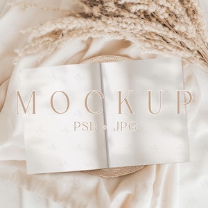 Mockup kranten, mock-up gevouwen krant PSD, mockup dubbel krantenpapier, mockup grote krant bruiloft, mockup boho-nieuwskaart slim object