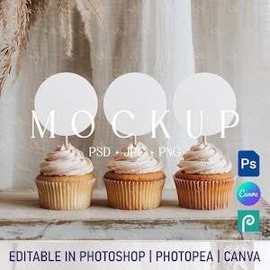 Puede incluir: Tres cupcakes con glaseado blanco y adornos redondos en blanco. Los cupcakes están sobre una superficie de madera, con la palabra "MOCKUP" y logotipos de software de edición. También está presente el texto "EDITABLE IN PHOTOSHOP | PHOTOPEA | CANVA".