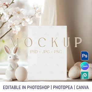 Op de afbeelding: Een witte kaart mockup met de tekst "MOCKUP PSD JPG PNG" op een witte achtergrond. De kaart ligt op een houten oppervlak met een wit konijnenbeeldje en bruine gevlekte eieren.