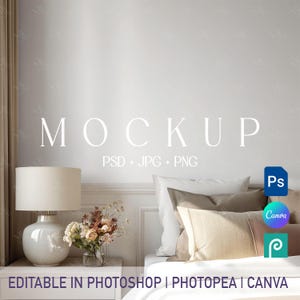 Pode incluir: Uma maquete de quarto com uma lâmpada branca, um vaso de flores e almofadas em uma cama. A palavra "MOCKUP" é exibida em letras brancas grandes. O texto abaixo diz "PSD + JPG + PNG" e "EDITABLE IN PHOTOSHOP | PHOTOPEA | CANVA".
