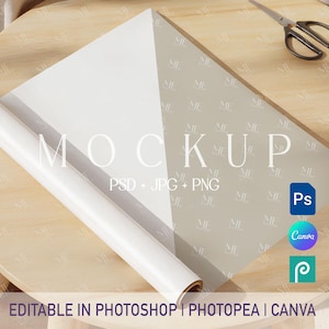 Puede incluir: Una maqueta con un papel blanco enrollado y un papel gris claro doblado, que muestra la palabra "MOCKUP". La imagen incluye iconos para Photoshop, Canva y Photopea, con el texto "EDITABLE IN PHOTOSHOP | PHOTOPEA | CANVA".
