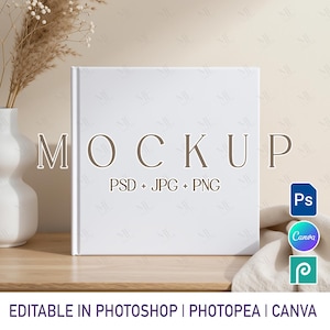 Könnte beinhalten: Ein weißes quadratisches Buch-Mockup mit dem Wort "MOCKUP" in großen Buchstaben. Unter dem Wort "MOCKUP" stehen die Worte "PSD + JPG + PNG". Der Text "EDITABLE IN PHOTOSHOP | PHOTOPEA | CANVA" steht unten.