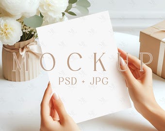 Maqueta de invitación de boda 5x7, plantilla de tarjeta de invitación con mano sosteniendo, tarjeta de felicitación PSD Photopea