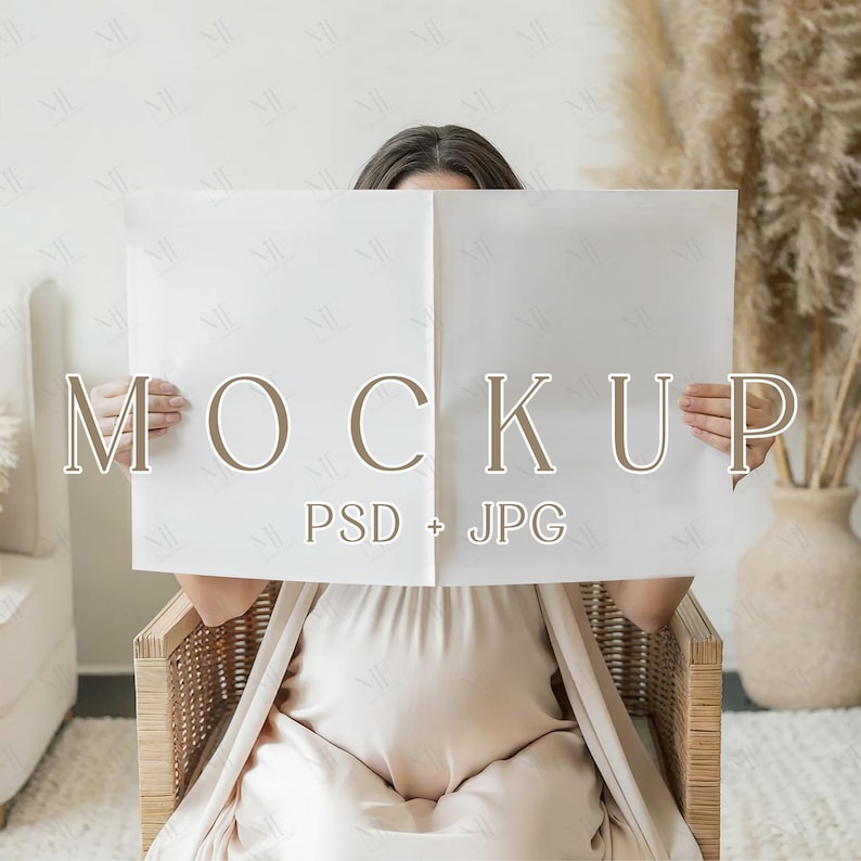 Puede incluir: Una persona sentada en una silla de mimbre sostiene un papel blanco grande y en blanco con la palabra "MOCKUP" en una fuente marr&oacute;n claro. El texto "PSD + JPG" est&aacute; debajo. El fondo incluye un jarr&oacute;n beige con plantas secas.