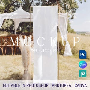 Peut inclure: Maquette de bannière blanche sur un cadre en métal doré, avec le mot « MOCKUP » en grandes lettres blanches. La bannière est installée à l'extérieur avec un arrière-plan flou d'une cérémonie de mariage. Le texte en dessous indique « PSD + JPG + PNG ».