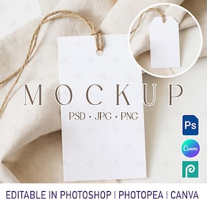 Könnte beinhalten: Ein weißes rechteckiges Etikett mit einer Schnur, mit dem Wort "MOCKUP" in einer Serifenschrift. Der Text "PSD + JPG + PNG" steht darunter. Das Bild enthält auch Symbole für Photoshop, Canva und Photopea, mit dem Text "EDITABLE IN PHOTOSHOP | PHOTOPEA | CANVA".
