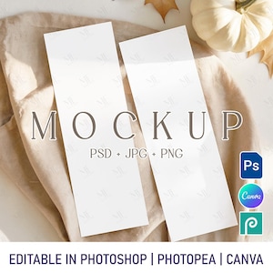 以下が含まれることがあります： 中央に「MOCKUP」という文字が入った、2つの白い長方形のモックアップ。 「PSD + JPG + PNG」という文字が「MOCKUP」の下にあります。 下部には「EDITABLE IN PHOTOSHOP | PHOTOPEA | CANVA」という文字があります。