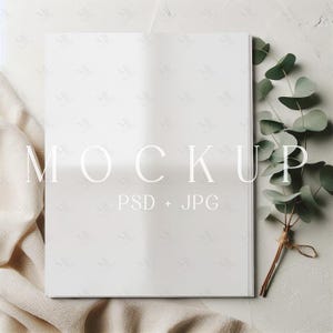 Maqueta de periódico PSD, maqueta de periódico plegado, maqueta de periódico minimalista con anuncio de embarazo, maqueta de periódico comercial, maqueta de diario
