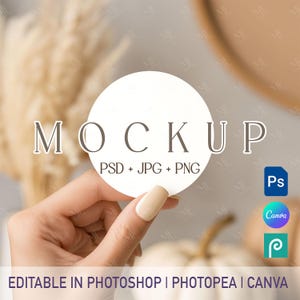 Może przedstawiać: Biały, okrągły makieta z napisem „MOCKUP” w kroju pisma szeryfowego. Poniżej słowa znajduje się napis „PSD + JPG + PNG”. Obraz zawiera również tekst „EDITABLE IN PHOTOSHOP | PHOTOPEA | CANVA” oraz ikony Photoshopa, Canvy i Photopea.