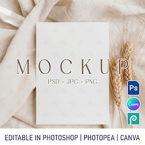 Könnte beinhalten: Ein weißes rechteckiges Mockup mit dem Wort "MOCKUP" in braunen Buchstaben. Unter dem Text stehen die Worte "PSD + JPG + PNG". Das Bild enthält Symbole für Photoshop, Canva und Photopea sowie den Text "EDITABLE IN PHOTOSHOP | PHOTOPEA | CANVA".