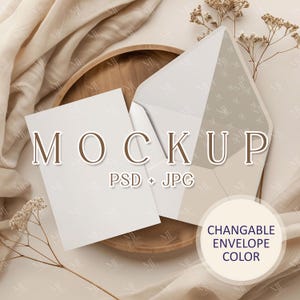 Fodera per busta e mockup di biglietti d'invito, mockup di inviti 5x7, espositore di cancelleria per matrimonio con inserto per busta PSD, mockup di biglietti di auguri in carta da lettere Boho