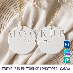 Puede incluir: Dos adornos circulares blancos en blanco con cordones dorados para colgar. El texto MOCKUP PSD + JPG + PNG está superpuesto en el centro. Pequeños iconos de Photoshop, Canva y Photopea son visibles en el lado derecho de la imagen.