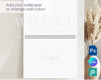 Może przedstawiać: Biały makieta kalendarza w spiralnej oprawie z tekstem "MOCKUP" i "11x8.5". Tekst "Add your wallpaper or change wall colour" znajduje się na górze. Tekst "EDITABLE IN PHOTOSHOP | PHOTOPEA | CANVA" znajduje się na dole.