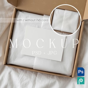 Puede incluir: Una caja de envío de cartón marrón que contiene papel de seda blanco y una tarjeta de 7x5. La imagen presenta el texto MOCKUP PSD + JPG y with / without 7x5 card. Un recuadro circular muestra el papel de seda sin la tarjeta y un icono de Photoshop.