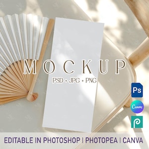 Może przedstawiać: Biała pionowa makieta karty ze słowem "MOCKUP" w kroju szeryfowym. Po lewej stronie częściowo otwarty wachlarz z drewnianymi żebrami i białą powierzchnią papieru. Tekst "PSD + JPG + PNG" znajduje się pod napisem "MOCKUP". Ikony dla Photoshopa, Canvy i Photopea po prawej stronie. Tekst "EDITABLE IN PHOTOSHOP | PHOTOPEA | CANVA" na dole.