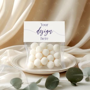Mockup vuoto di topper per sacchetto di caramelle, mockup di etichetta regalo per caramelle, mockup di etichetta per caramelle in cellophane, mockup di biglietto di auguri per sacchetto di caramelle, mockup di biglietto piegato 2x4 in formato PSD