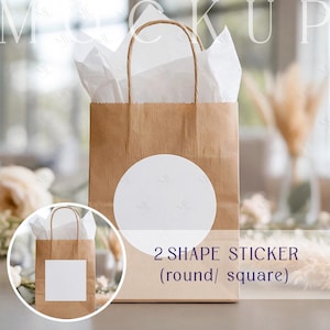 以下が含まれることがあります： 白い丸いステッカーと、隅に小さな正方形のステッカーが付いた茶色の紙のギフトバッグ。バッグにはねじれた紙のハンドルが付いており、白いティッシュペーパーが詰められています。画像には「2 SHAPE STICKER（round/ square）」と書かれています。