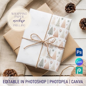 Puede incluir: Un regalo envuelto con papel blanco con un diseño de árboles y elementos florales en tonos neutros. El regalo está atado con hilo y descansa sobre un paquete de papel marrón. Texto: WRAPPING PAPER mockup PSD | JPG.