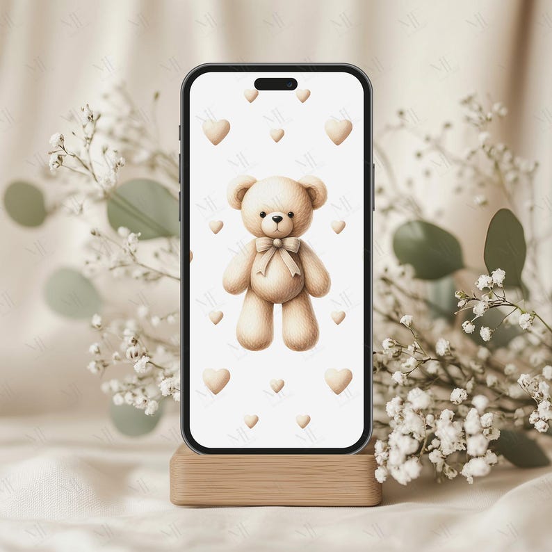 Op de afbeelding: Een witte telefoonhoes met een bruine teddybeer die een strik draagt en omringd is door kleine witte hartjes.