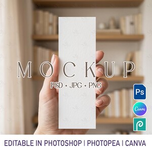 Puede incluir: Una mano sostiene una maqueta de tarjeta rectangular blanca contra un fondo borroso de una estantería. La palabra "MOCKUP" se muestra en letras grandes. El texto debajo dice "PSD + JPG + PNG" y "EDITABLE IN PHOTOSHOP | PHOTOPEA | CANVA". También se ven iconos de Photoshop, Canva y Photopea.
