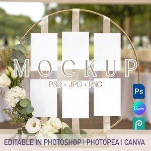 Puede incluir: Un elemento de decoración de boda de metal dorado con seis portatarjetas blancas. La palabra "MOCKUP" se muestra en el centro. El diseño está adornado con flores blancas y vegetación. El texto incluye "PSD + JPG + PNG" y "EDITABLE IN PHOTOSHOP | PHOTOPEA | CANVA."