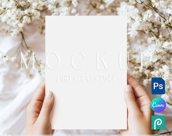 Può includere: Un mockup di carta bianca rettangolare verticale tenuto in mano, con il testo MOCKUP PSD + JPG + PNG centrato sulla pagina. La parte inferiore dell'immagine mostra il testo EDITABLE IN PHOTOSHOP | PHOTOPEA | CANVA in un carattere viola scuro.
