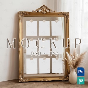Puede incluir: Un espejo dorado adornado con nueve tarjetas blancas en blanco adjuntas. La palabra "MOCKUP" se muestra en la parte superior del espejo, con "PSD + JPG" debajo. Un jarrón blanco con flores secas está a la derecha.