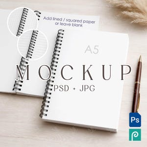 Puede incluir: Maqueta de cuaderno A5 con espiral y cubierta blanca. La palabra «MOCKUP» está impresa en la cubierta. Un bolígrafo descansa junto al cuaderno. La imagen incluye el texto «Add lined / squared paper or leave blank» y «PSD + JPG».